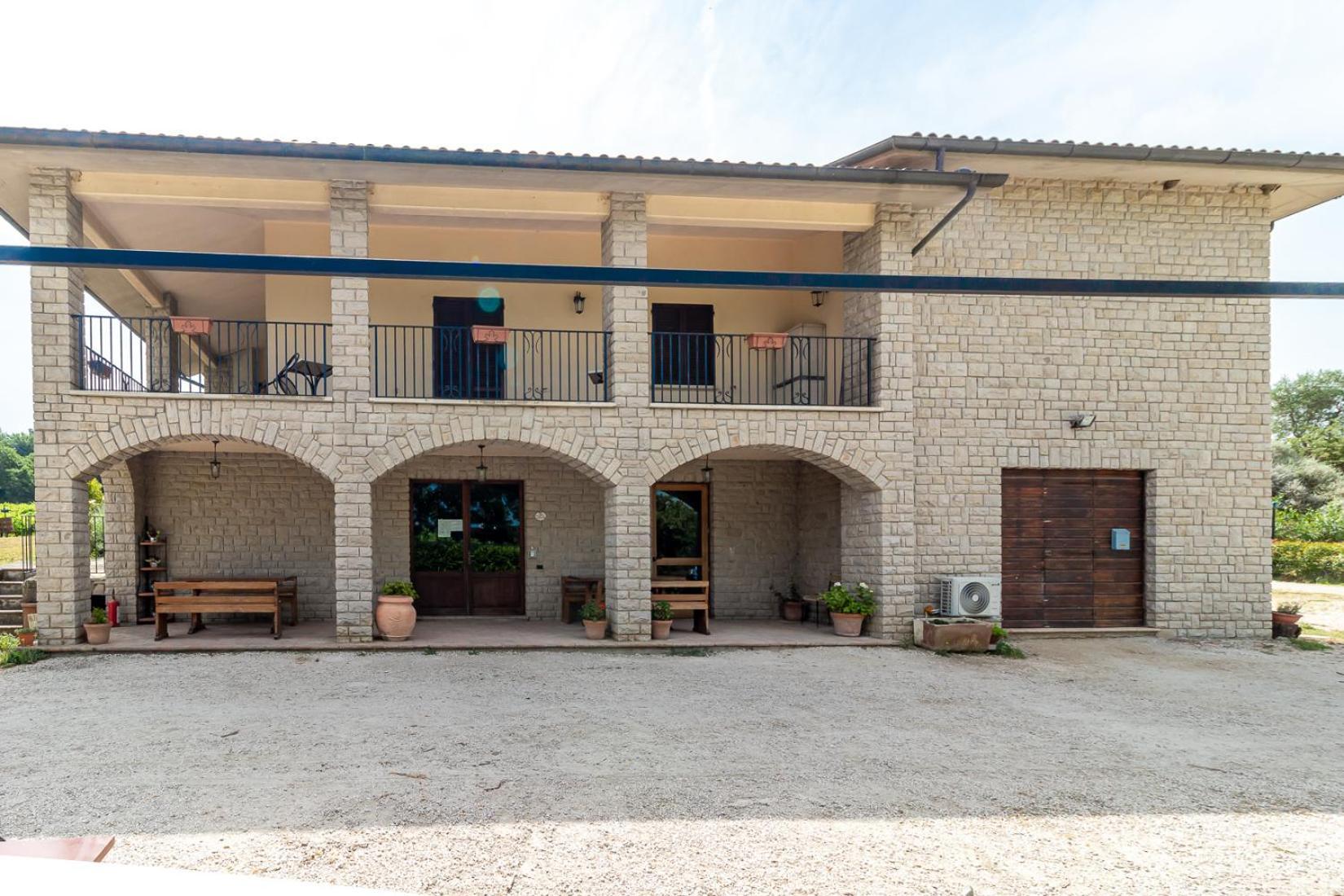 Agriturismo La Vite E L'Ulivo Apartment Baschi Exterior photo